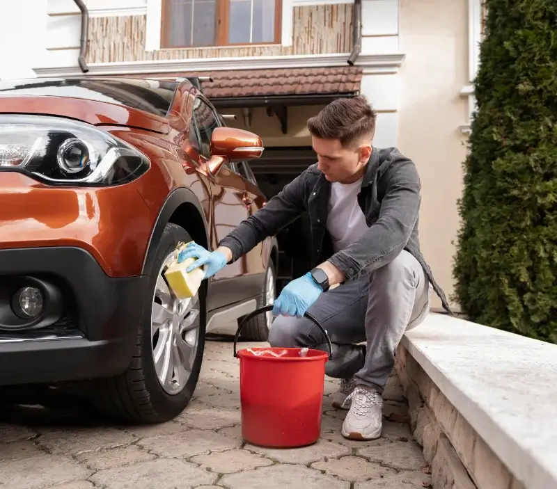 Lavage auto à domicile Saint-Nicolas-des-Bois : professionnel intervenant sur un véhicule